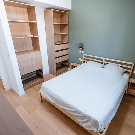 Magnifique Avec Balcon A *