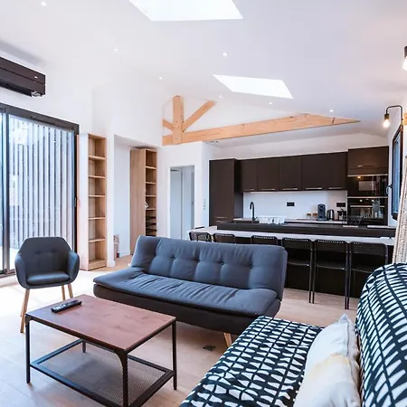 Magnifique Avec Balcon A *