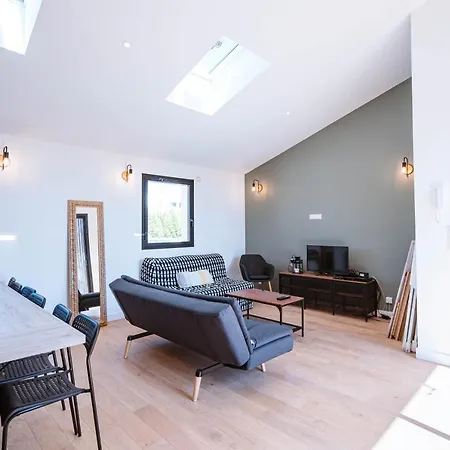 Magnifique Avec Balcon A *