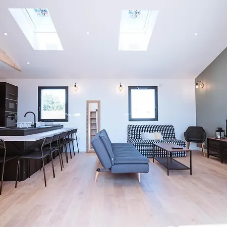 Magnifique Avec Balcon A *